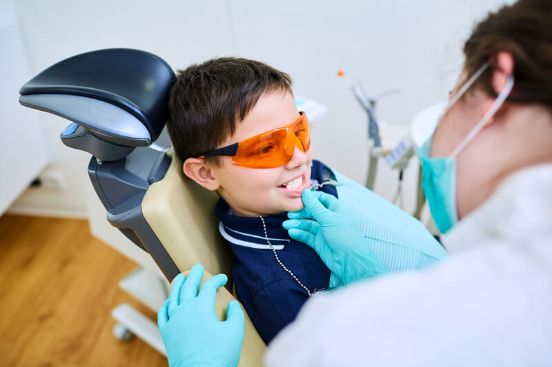Corrigiendo problemas dentales de un niño en la consulta del dentista