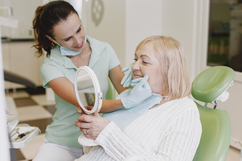Mujer mayor en el dentista realizándose una Ortodoncia